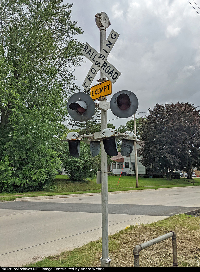 The remaining crossing signal on 7th St. SE